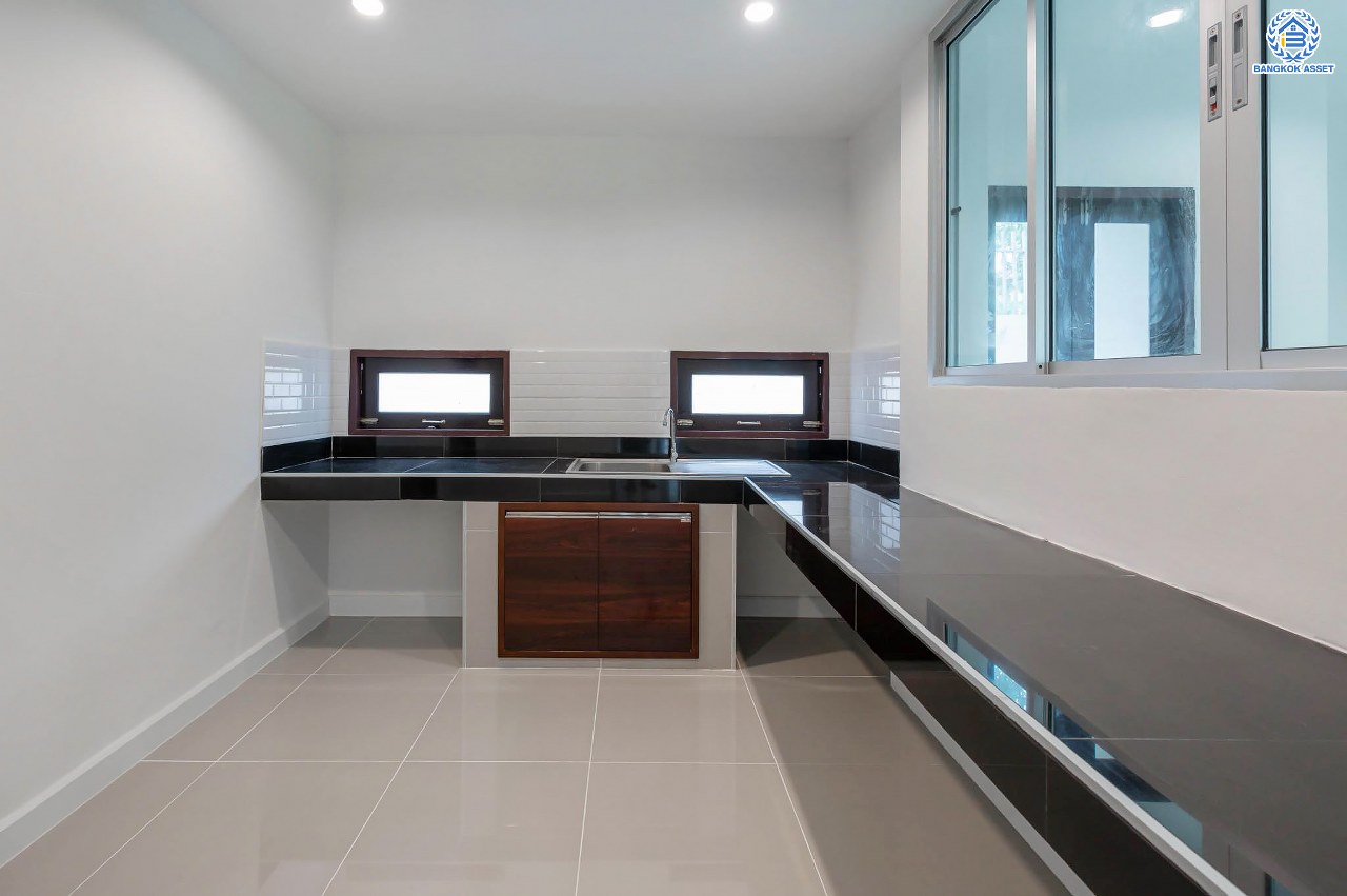 บ้านมือสองตกแต่งใหม่ โครงการ โนเบิล วานา วัชรพล ดีไซน์สุดโดดเด่น เนื้อที่ 101 ตร.ว. ฟังก์ชันจัดเต็ม 3 ห้องนอน 4 ห้องน้ำ 1 ห้องแม่บ้าน จอดรถได้ 2 คัน บนทำเลเดินทางสะดวก ใกล้เซ็นทรัลรามอินทรา, จุดขึ้นทางด่วน "สุขาภิบาล5-1" และรถไฟฟ้าสายสีชมพู "สถานีวัชรพล"